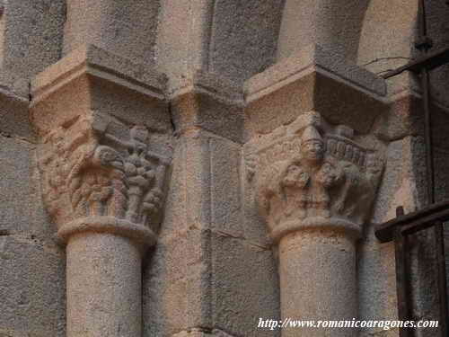 CAPITELES EN LA PORTADA DE ACCESO A LA TORRE SUR